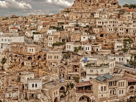 Miejscowość Ortahisar w Kapadocji w Turcji