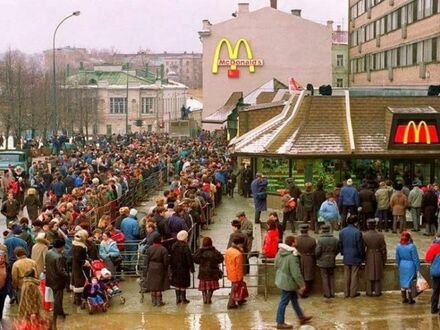 Otwarcie pierwszego McDonalda w Rosji w 1990 roku