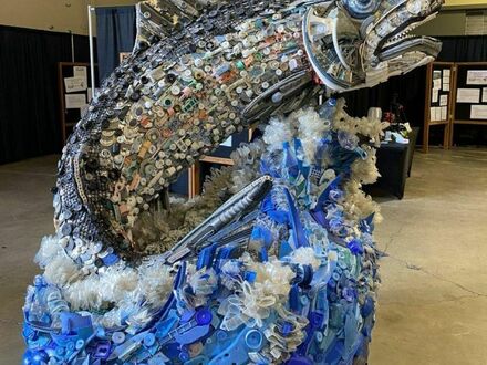 Rzeźba łososia zbudowana ze śmieci znalezionych na plaży