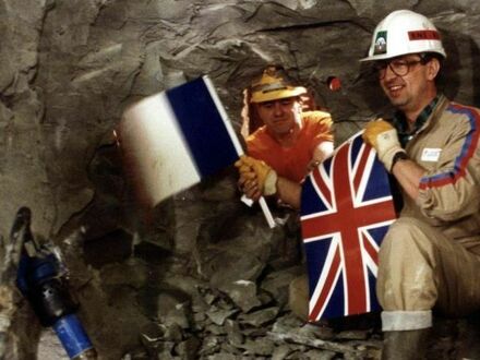 Spotkanie inżynierów z Wielkiej Brytanii i Francji podczas łączenia Eurotunelu, 1990
