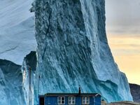 Góra lodowa przepływa w pobliżu Grenlandii