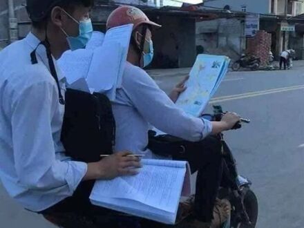 Odrabia pracę domową w drodze do szkoły
