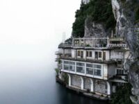 Opuszczony hotel na brzegu jeziora we Włoszech