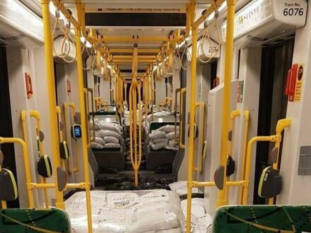 Przed pierwszym kursem z pasażerami nowe tramwaje w Melbourne (Australia) muszą przejść testy obciążeniowe