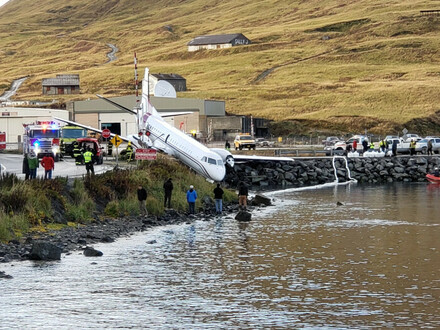 Spragniony samolocik z Alaski u wodopoju