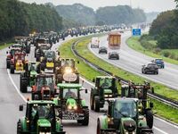 Wściekli holenderscy rolnicy strajkujący na autostradzie