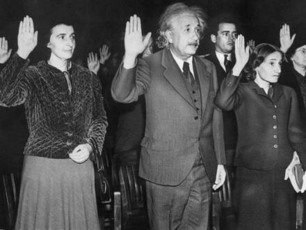 Albert Einstein i jego pasierbica otrzymują amerykańskie obywatelstwo, 1 października 1940 r.