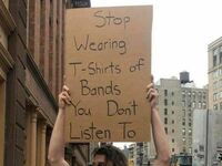 Przestańcie nosić koszulki zespołów, których nie słuchacie