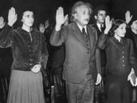Albert Einstein i jego pasierbica otrzymują amerykańskie obywatelstwo, 1 października 1940 r.