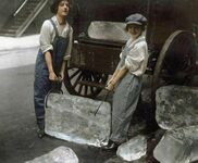 Kobiety dostarczające lód, 1918, koloryzowane