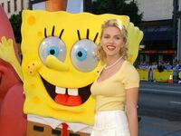 Scarlett Johansson ze Spongebobem na premierze filmu o Spongebobie, 2004