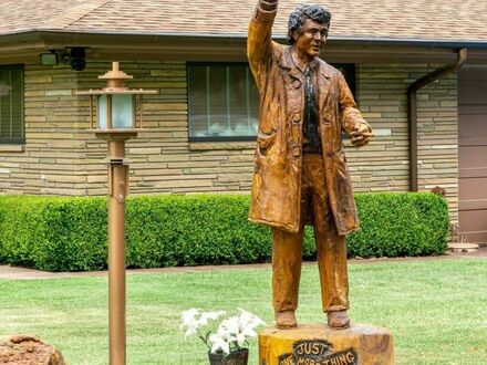 Rzeźba z drewna porucznika Columbo