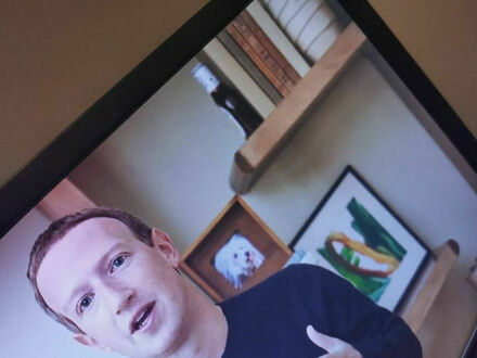 Mark Zuckerberg używa sosu BBQ do podtrzymywania książek na półce