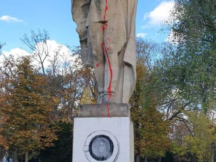 Ktoś namalował pralkę na sowieckim pomniku II wojny światowej w Czechach