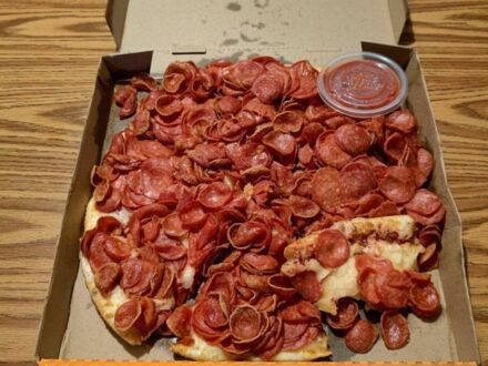 Ile pan chce pepperoni na pizzy? Tak!