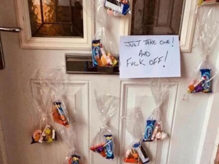 Sąsiad przygotował się na Halloween, ale nienawidzi dzieci