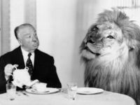 Alfred Hitchcock na obiedzie z lwem Leo, maskotką wytwórni Metro-Goldwyn-Mayer, 1958 rok