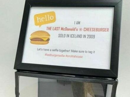 Ostatni cheeseburger z McDonalds sprzedany na Islandii w 2009 roku