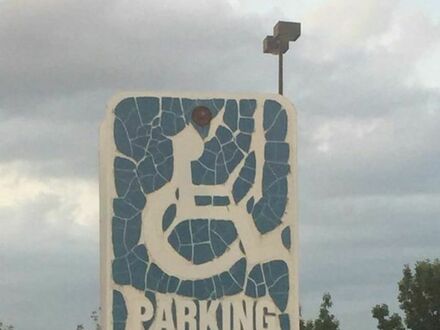 Parking dla niepełnosprawnych fanów Metalliki