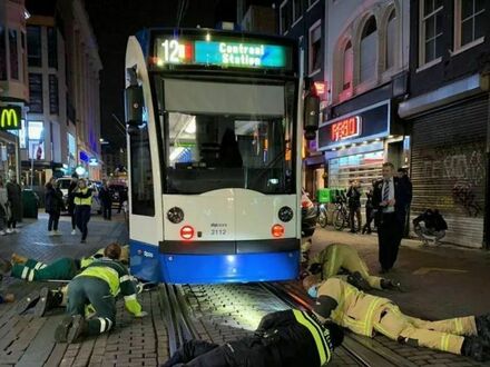 W Amsterdamie policjant, strażacy i pracownicy komunikacji ratują kotka, który utknął pod tramwajem
