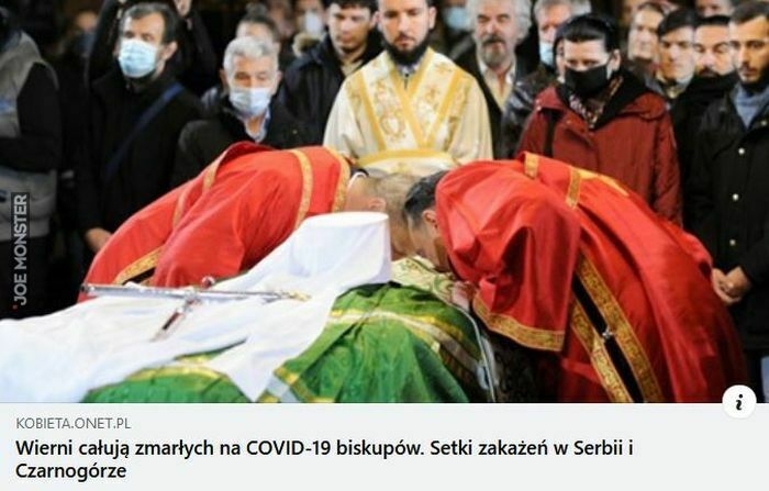 wierni całują zmarłych na covid-19 biskupów