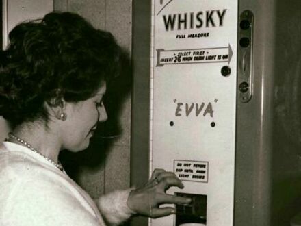 Biurowy dystrybutor whisky z lat 50.