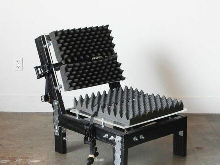 Krzesło, na którym za karę powinni siedzieć dźwiękowcy nagrywający dialogi w polskich filmach, gdzie nic nie da się zrozumieć