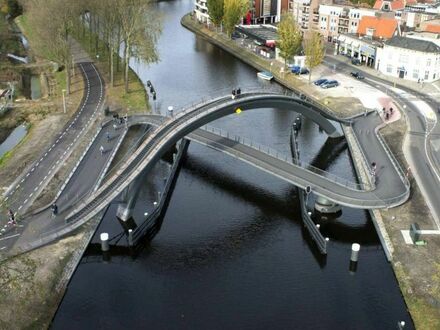 Most w Holandii, który oddziela pieszych od rowerzystów