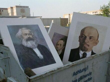 Portrety Karla Marxa i Vladimira Lenina wyrzucone do śmietnika, Berlin, 1991 rok