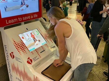 Ustawiony na lotnisku automat do nauki masażu serca