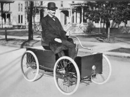 Henry Ford w pierwszym samochodzie, który zbudował, 1896 rok