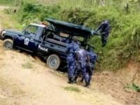 W Ugandzie policjanci zakopali się w błocie, jadąc na rozpędzenie demonstracji przeciwko fatalnemu stanowi dróg