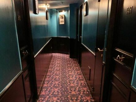 Niby zwykły korytarz w hotelu, a jednak nie do końca