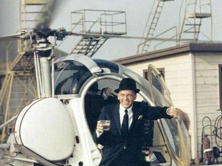 Frank Sinatra z drinkiem wysiada ze śmigłowca
