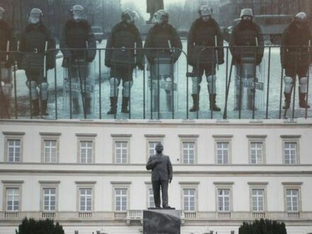 Policha chroni pomnik Lenina. A nie, czekaj, ten na dole to Kaczyński