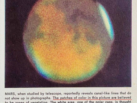 W Encyklopedii z 1963 r. zamieszczono zdjęcie Marsa z adnotacją, że widać na nim pokrywę lodową oraz obszary pokryte roślinnością