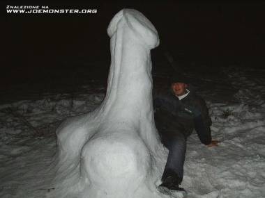 Zupełnie świeży penis ze śniegu :C