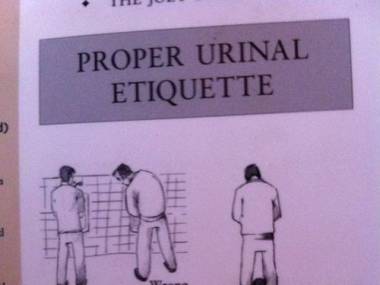 Zasady zachowania w męskiej toalecie