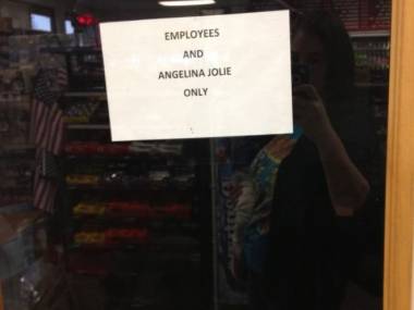 "Tylko dla pracowników i Angeliny Jolie"