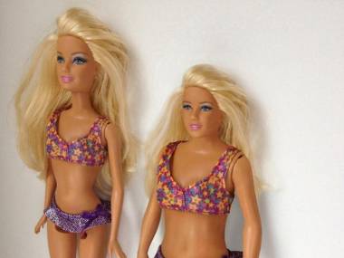 Obok Barbie firmy Mattel stoi lalka która ma normalne ludzkie proporcje