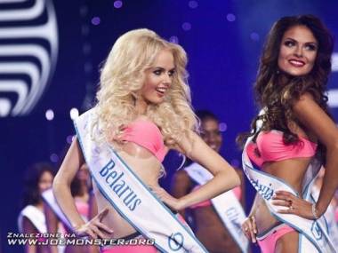 Miss Białorusi z plastikowymi wkładkami