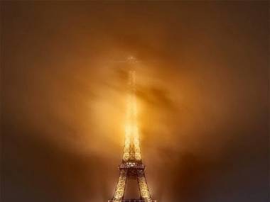 Wieża Eiffela we mgle