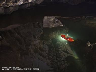 Jaskinia z niesłychanie przezroczystą wodą