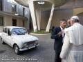 Papież sprzedał luksusowego mercedesa. Pieniądze oddał biednym i kupił sobie auto z 1984 roku