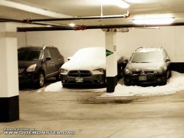 Umiarkowane opady śniegu w garażu