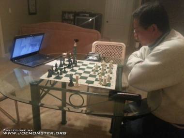 Ojciec i nowy chłopak jego córki rozgrywający partię szachów