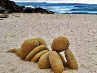 Twarda sztuka na plaży