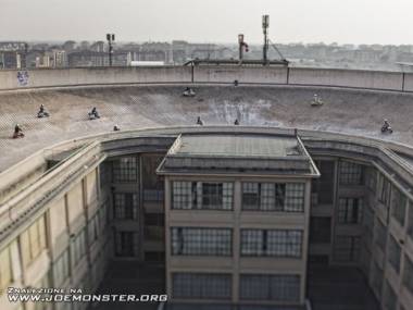 Wyścigi na dachu opuszczonej fabryki