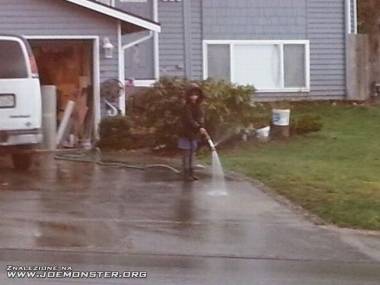 Moja dzielna sąsiadka myjąca swój podjazd w trakcie deszczu