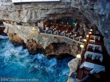Restauracja we Włoszech w grocie nad brzegiem Morza Śródziemnego
